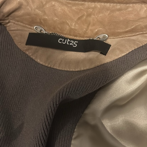 CUT25 BY YIGAL AZROUËL size4
Asymmetrical Leather Jacket. - Picture 5 of 9